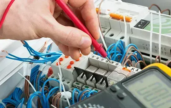 Professional electrician in Hanwell